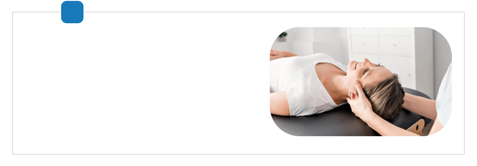 전정 재활 훈련 — 누운 환자의 머리를 두 손으로 받친 사진